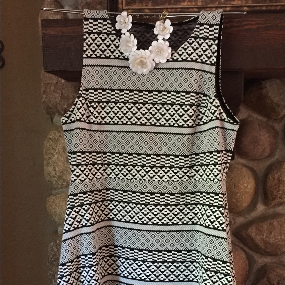 Apt 9 Black & White Dress-necklace not included.